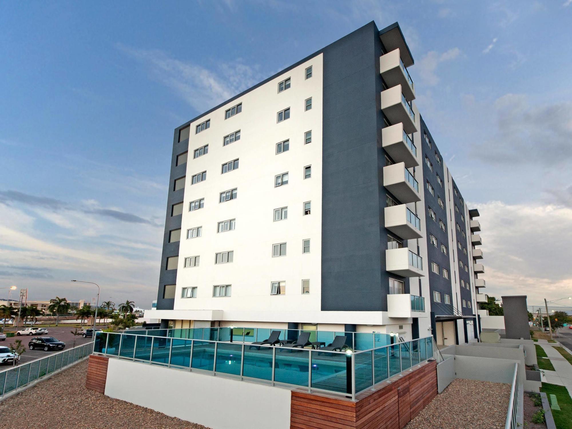 Allure Hotel & Apartments Таунсвил Екстериор снимка